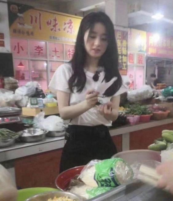  真实|赵丽颖买菜太投入，被菜摊摊主抓拍，无美颜滤镜暴露32岁真实状态！