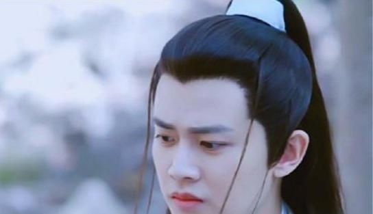  终于|荧幕上酷酷的任嘉伦，没想到是个话痨，非科班出身的他终于出圈了