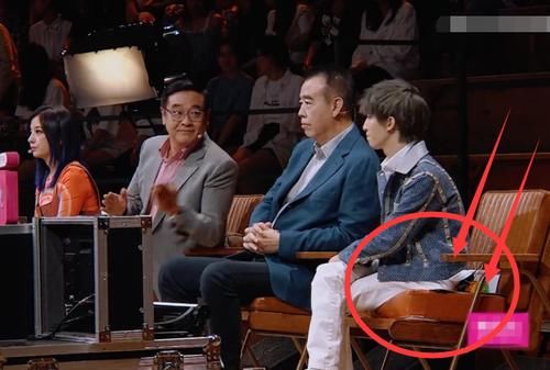 高度|郭敬明被群嘲,镜头不小心拍到坐垫高度,观众:没看错吧