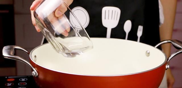  路上|花生搭配淀粉炒挂霜花生，上班肚子饿，下班路上吃的健康零食