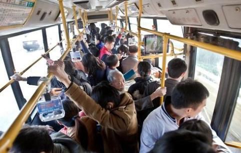 买不起|“车都买不起,凭啥生孩子?”孕妇挤公交被羞辱,谁懂孕妈的心酸