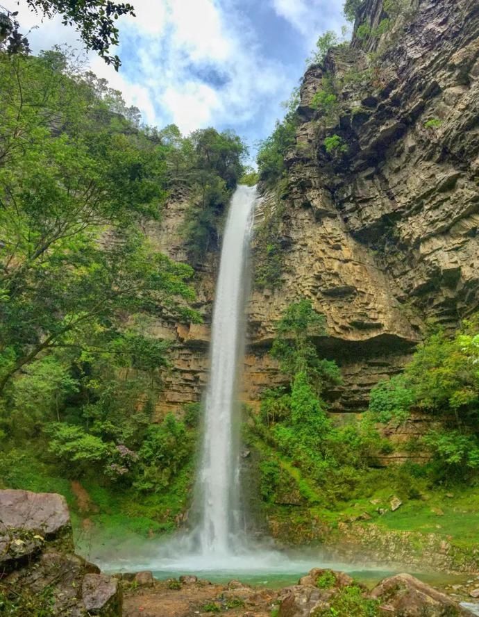  露营|小众游|泛舟露营戏水K歌……漫步夹缝岩，感受惬意悠然