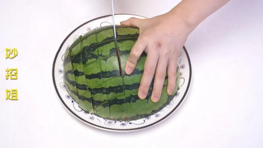  西瓜|用这个方法切西瓜，吃完不脏手不流汁，大家都夸好！