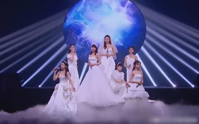 节目组|金晨郁可唯全程陪跑,蓝盈莹只是炒作工具人,节目组太现实