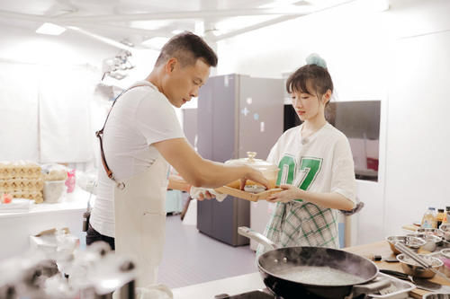  镜头|赵丽颖因 “亲闺女”镜头少，李浩菲被甩锅，网友：怪她镜头太多