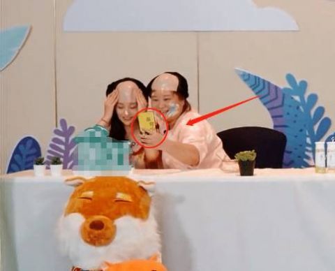  郑爽|贾玲与“秃顶”郑爽自拍，节目中途拿出手机，手机壳是认真的吗？