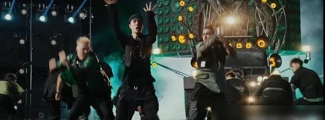  网上|作者《冰雨火》在网上吹嘘王一博街舞，白天陈警察，晚上博