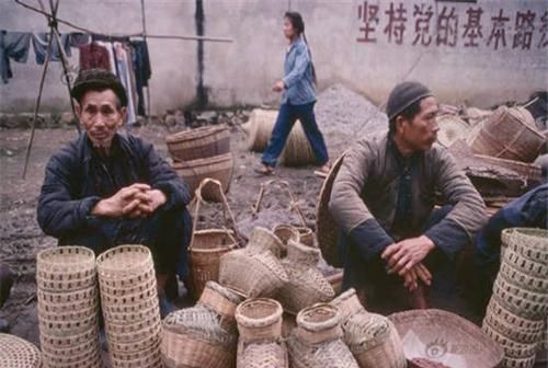 衣服|30年前的农村温暖老照片，图3的游戏很多人记得，图9在做新年衣服