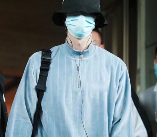  东西|王一博失去“香菜”后，看清粉丝手上拿的东西时，我笑了