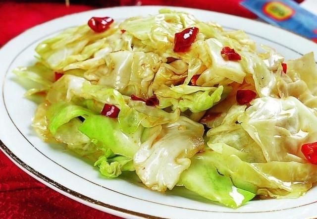 手撕包菜的时|做手撕包菜时,别傻傻直接下锅炒,多做这一步,鲜嫩爽口又美味