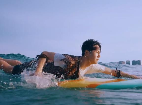  吃醋|她是第一个王一博主动击掌，还公开撒糖，粉丝没资格吃醋的女生