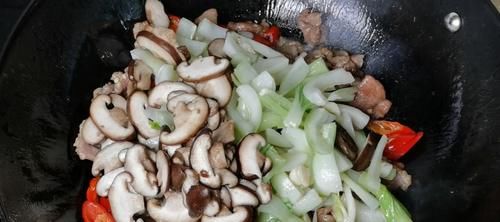  家常菜|鲜香味美的小白菜香菇炒肉，做法简单易学，清新入味，特美味