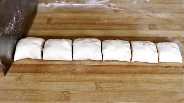  最常见|蒸花卷时，别再只放油和盐了，教你新方法，暄软劲道，好吃又好看