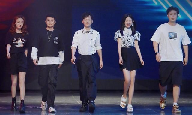  天天兄弟|王一博上《快本》串门，自我介绍有亮点，破坏道具要被“找家长”