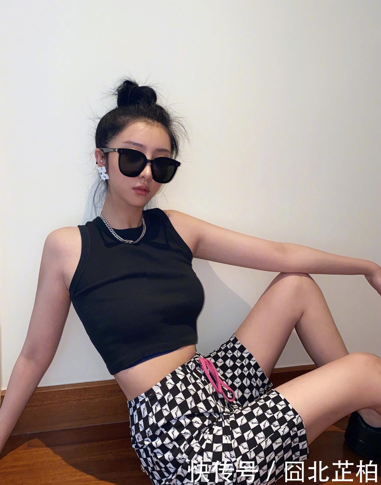 衬衫|赵小棠身穿黑白格子纹裤化身欧美辣妹,臭拽脸变得星味十足
