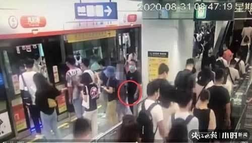 乘客|沪一男子地铁上偷拍女乘客隐私部位 被小姐姐一顿训！轨交警方：偷拍男子已被行拘