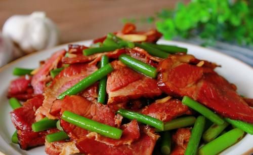  蒜薹炒腊肉|《中餐厅4》张亮做的这道菜，下锅随便一炒真叫香，米饭连扒了3碗