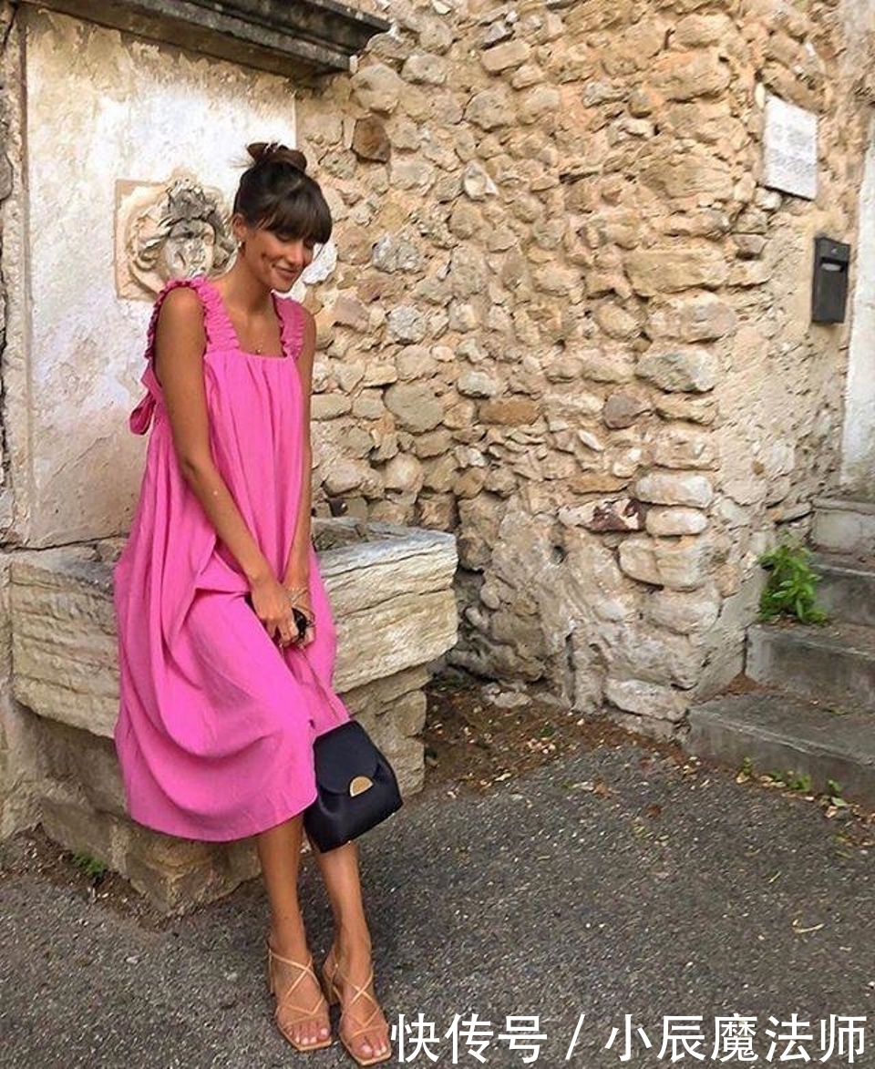 头发|路人街拍，美女撩头发的姿势，看上去十分的让人心动