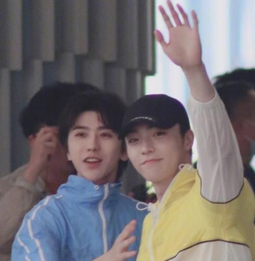  蔡徐坤|蔡徐坤与董又霖一同上跑男，游戏中被他误溅一身泥，坤坤的反应亮了