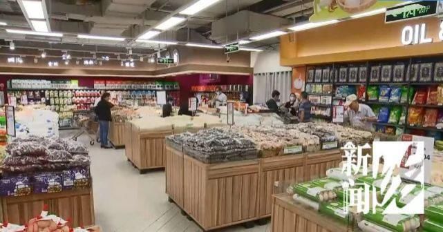 散装|沪上知名超市散装杂粮爬满小虫！店家说都不要紧！坊记来了，没想到…