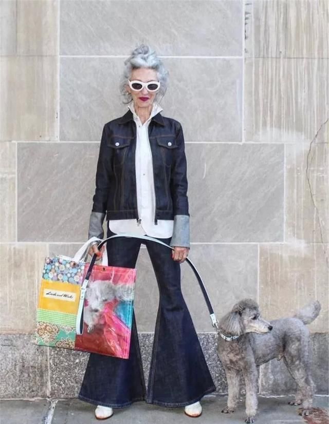  黑色|“最时髦老奶奶”走红，遛狗被抓拍成时尚达人，网友：穿得比我潮