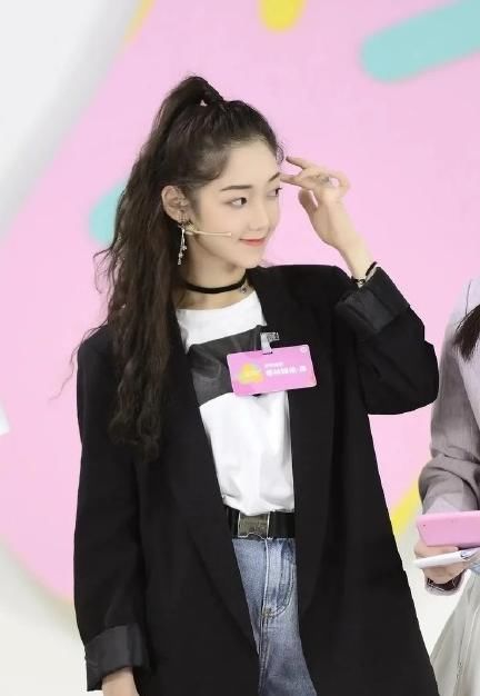  过于|硬糖少女参加《炙热的我们》，有谁注意她们手上拿的啥？过于真实