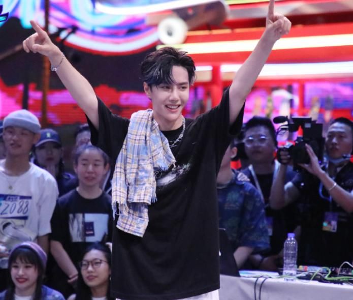  王一博|《这就是街舞》张艺兴一边喝水一边往外漏，网友扒出杯子同款后乐了