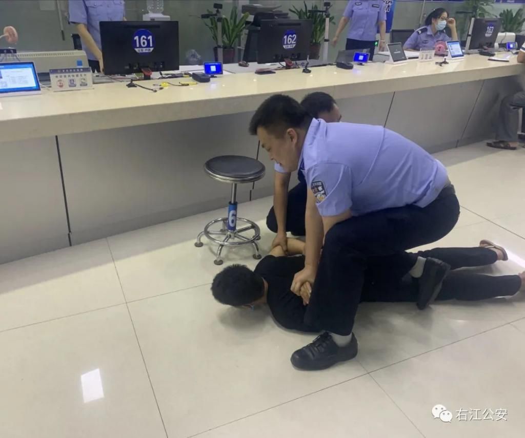 大厅|百色政务大厅网逃人员补办身份证，被直接按倒在地上