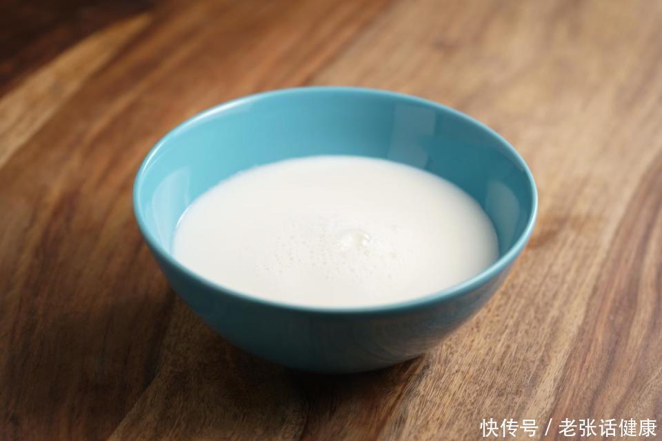 糖尿病喝牛奶升血糖吗(喝牛奶是升血糖，还是降血糖？糖尿病患者能不能喝牛奶？早做了解)