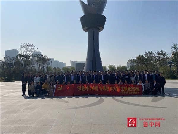 服务局|致敬时代楷模 传承榜样力量 淄博市行政审批服务局在城市荣耀广场开展主题党日活动
