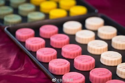 学校|高校月饼火了!你们学校发了啥?