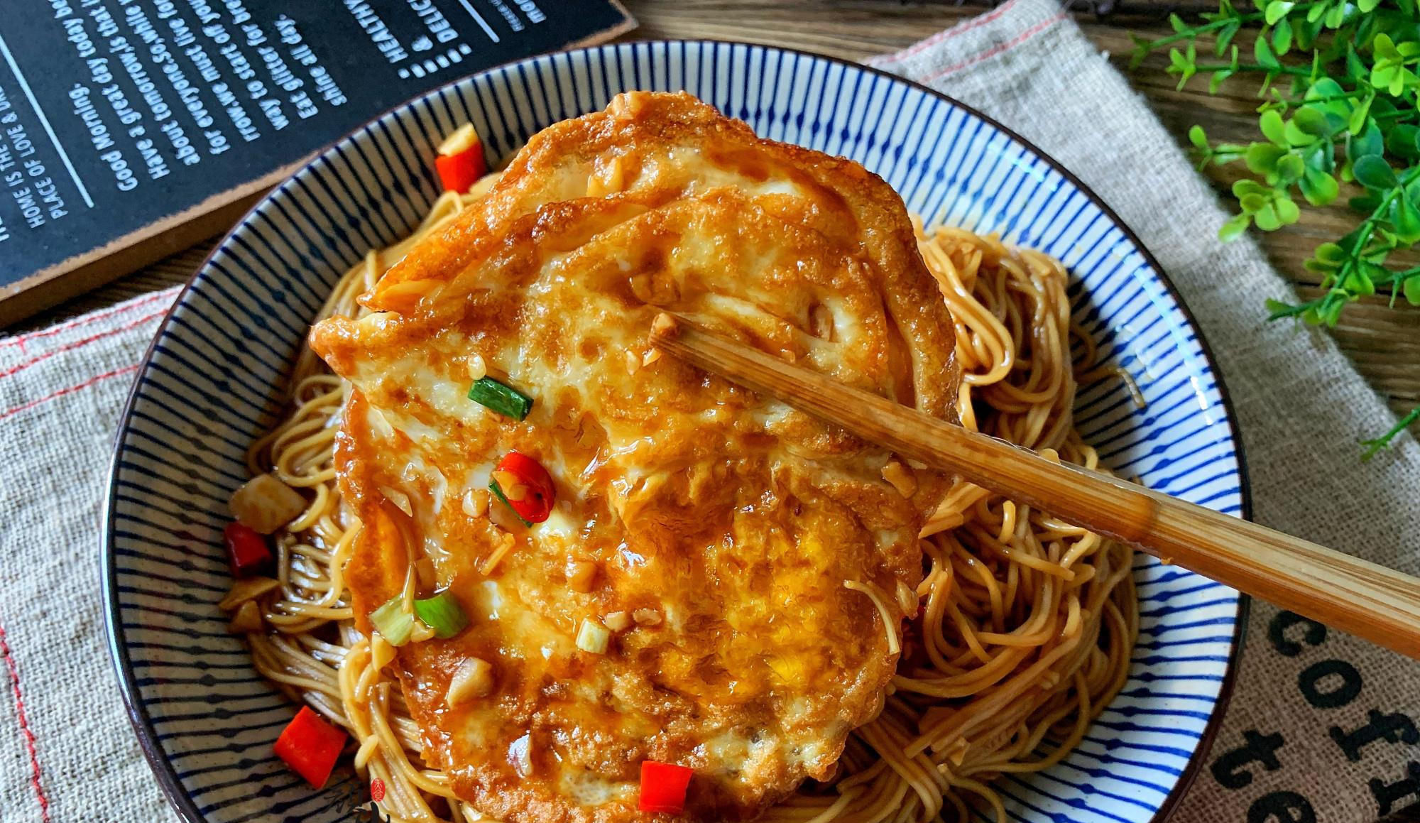  美味|早餐吃只需10分钟，营养美味的鸡蛋焖面，做法简单，做给孩子吃！