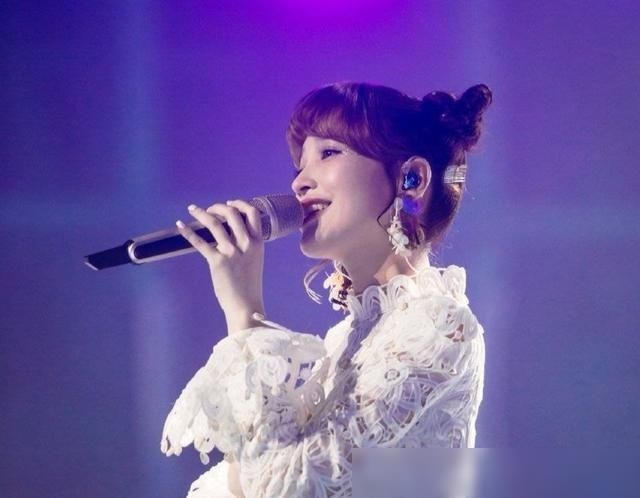 表演|金莎失误上热搜,这家伙给骂的,对事不对人啊