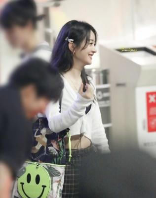  设计|赵丽颖真甜，白色露脐装满满的少女气息， “扮嫩” 起来真顶不住