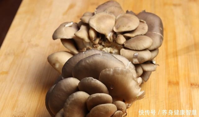  到底|炸蘑菇时，到底用不用焯水教你正确做法，保证蘑菇又香又酥脆