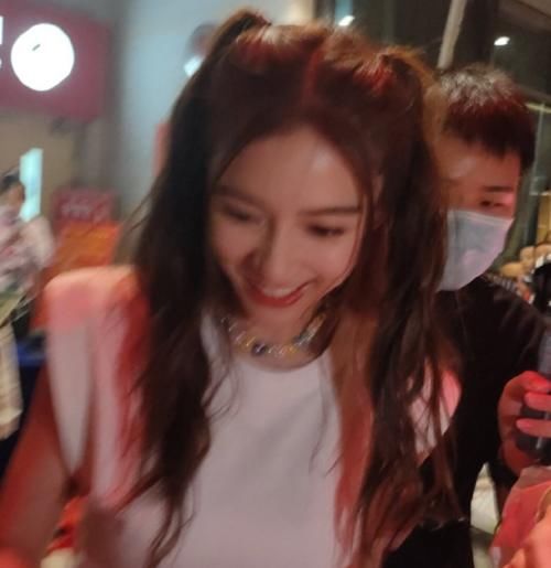 粉丝|baby给粉丝买奶茶,网友无美颜随手一拍,这模样哪像是31岁?