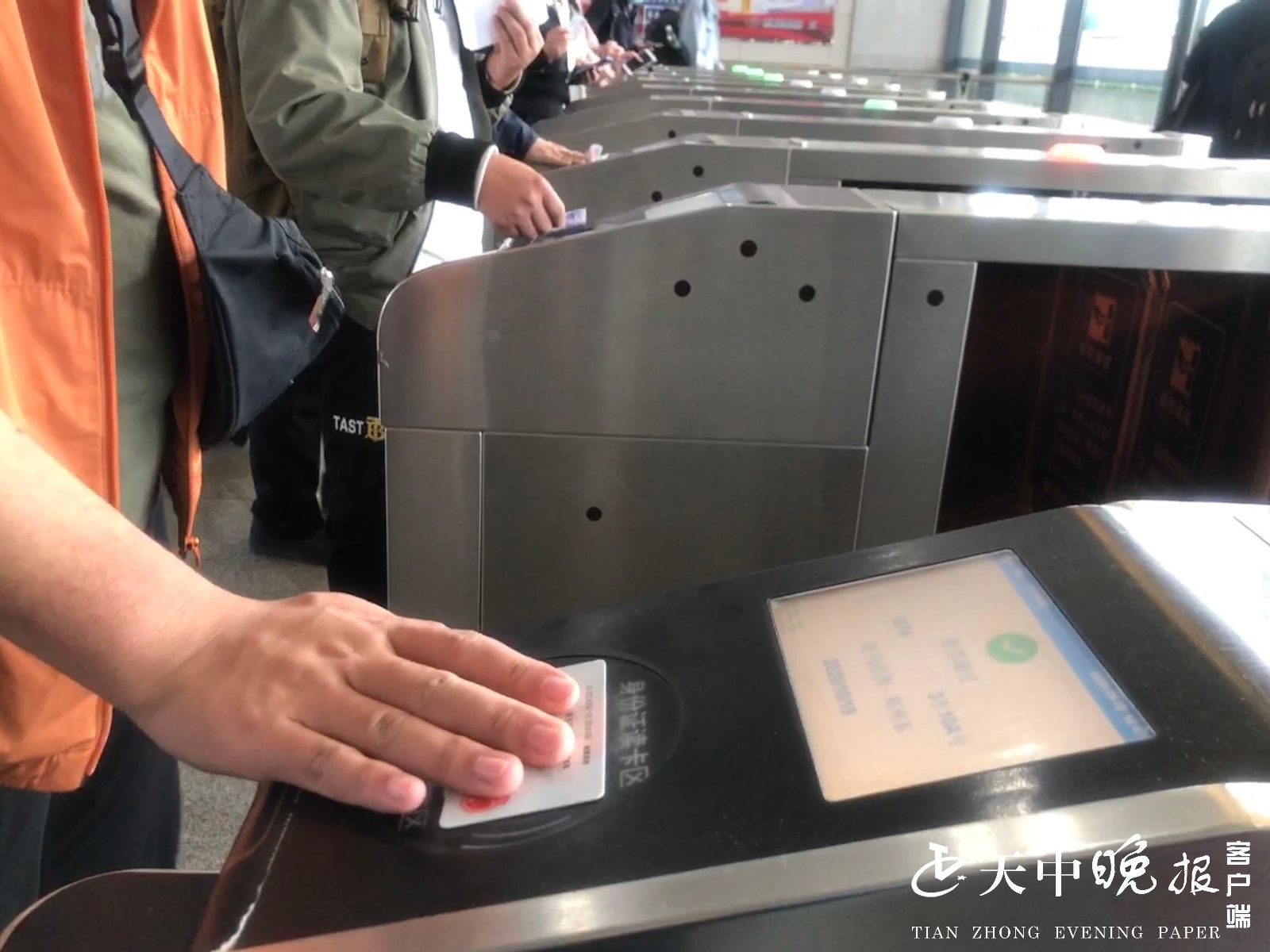 身份证件|河南驻马店：“一证通行”出行更便捷