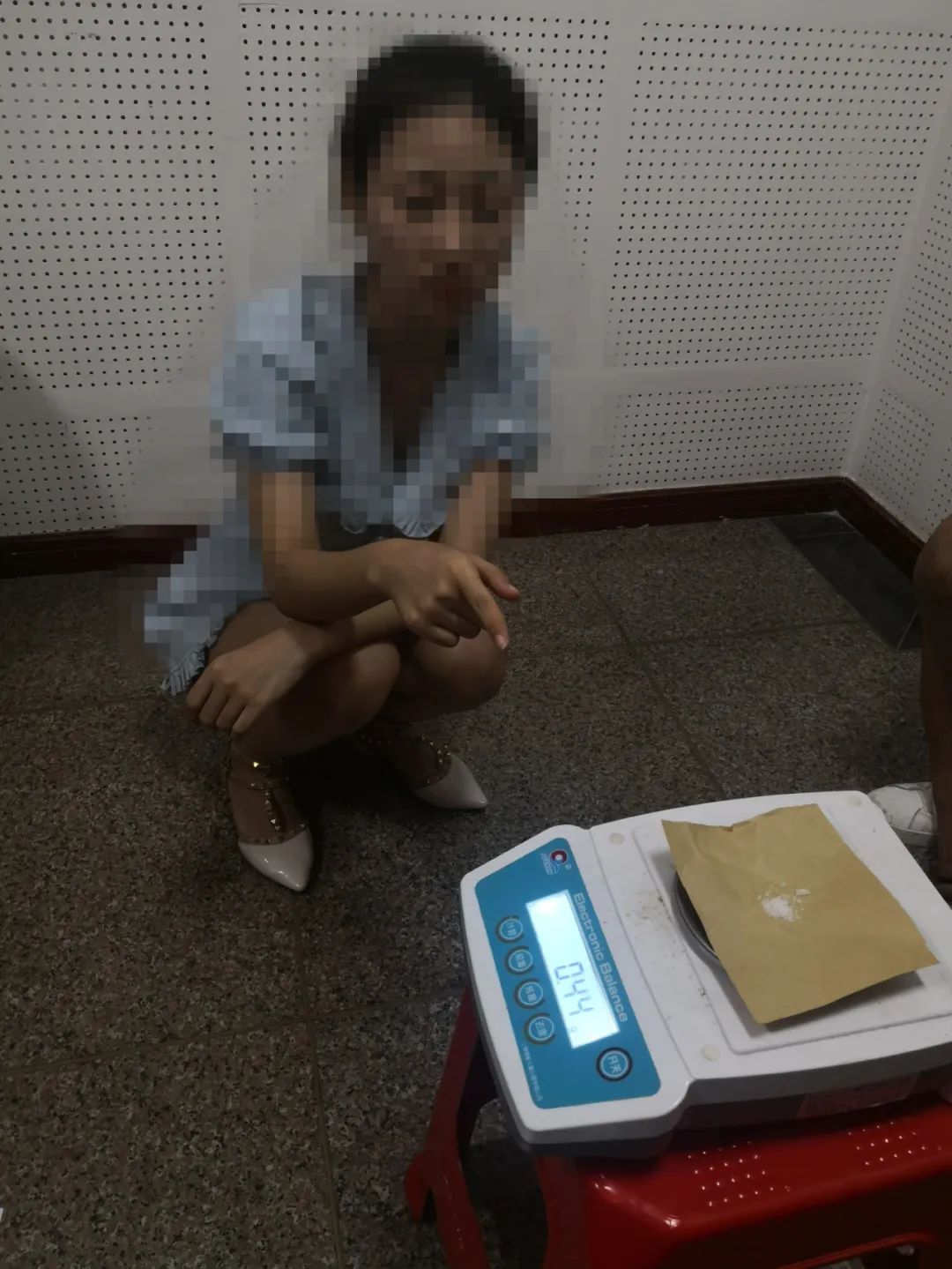  朋友圈|“好东西，懂的来，私聊！”夜店美女频发莫名朋友圈，民警成功破译密码