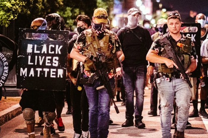 弹夹|美警5秒打空弹夹秒杀嫌疑人，这次死者是白人，但仍引发民众不满