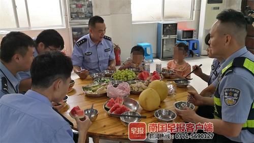 涉嫌犯罪|母亲涉嫌犯罪被捕，两个娃派出所里过中秋