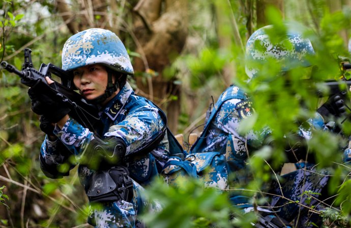 建军节|建军节丨致敬中国女兵！军旗有你更鲜艳