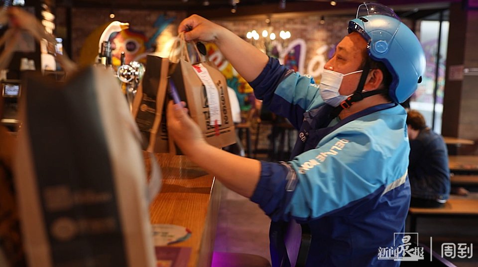 聋人骑手|无声世界的有声梦想！周到君带你探访申城“无声骑手”，看看他们的新变化丨在上海 爱中国