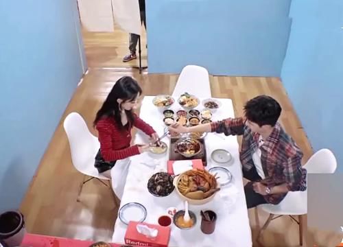 赵丽颖|赵丽颖因扒拉菜被吐槽后,吃螺蛳粉都不敢动筷,只能让王一博给夹