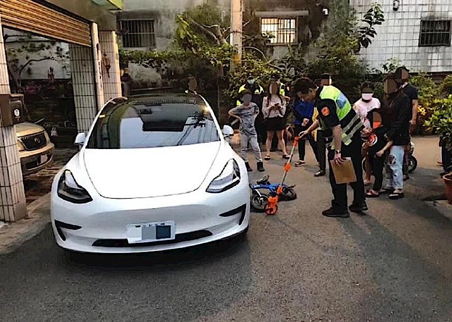  孩子|萌娃撞上特斯拉，交警拿出酒精检测仪：跟我一起深呼吸
