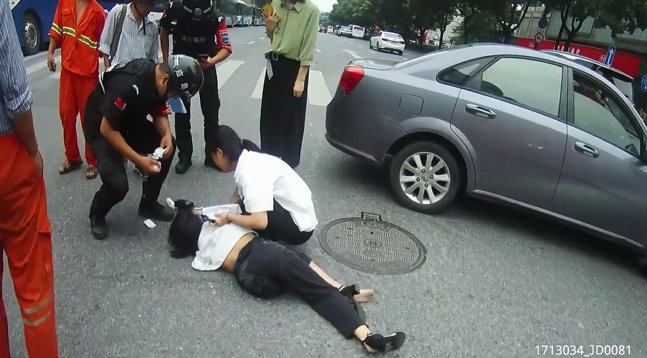  震撼|女子被压车底，这群“蓝精灵”一拥而上，场面超震撼！