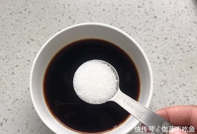 此个|腌辣椒不要只放盐了,学会此个秘制腌法,香辣美味,比吃肉还香