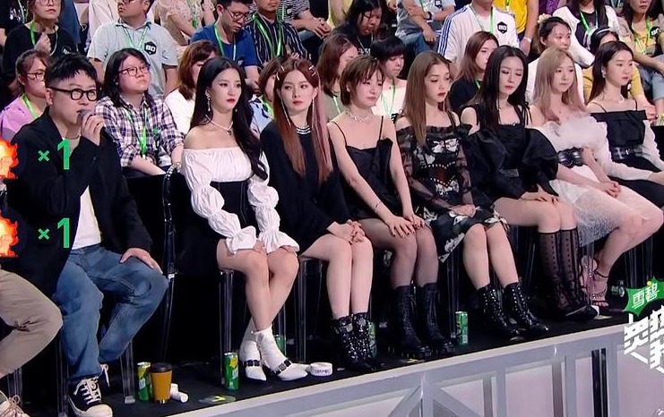 芭蕾舞者|硬糖少女坐姿nene坐着犯困,赵粤不敢动,张艺凡不愧是芭蕾舞者