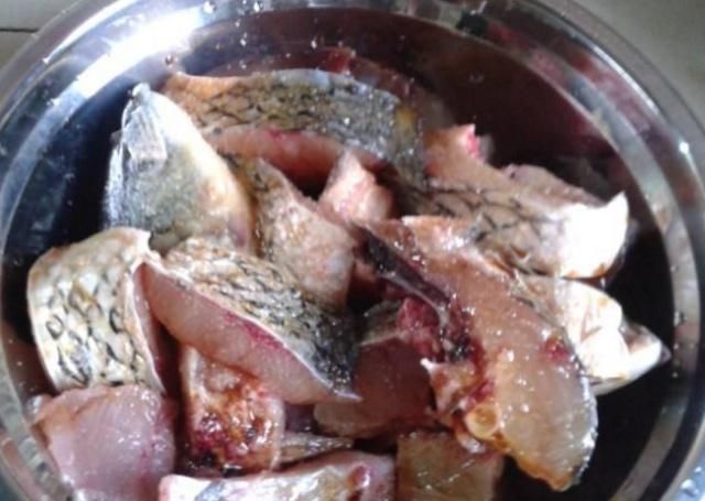 淀粉|炸鱼块时,不要用淀粉或面粉了,换成“它”,鱼块外酥里嫩更美味