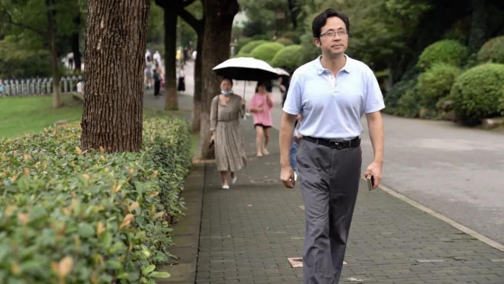  大猩猩小黑|“求报复”动物园长沈志军火了