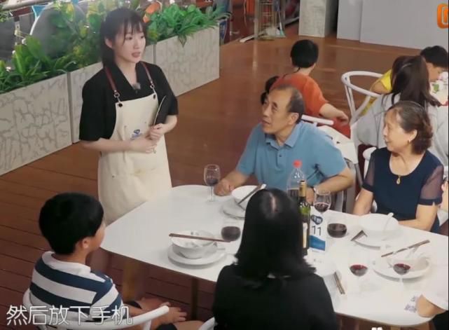  弹幕|《中餐厅》李浩菲镜头比赵丽颖多，谁注意弹幕咋说的？让人意外